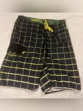AMP Energy Swim Trunks Men's Size 34 Black Green Bathing Suit Board Shorts